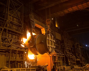 銑鉄の成分を調整して鋼にする転炉