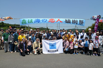 Tree-planting ceremony by the NPO“Mori wa Umi no Koibito”