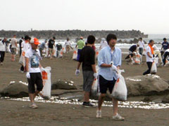 Participate in cleaning of the beach in Kashima City