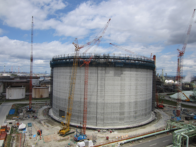 The No. 5 tank under construction at the Senboku-I terminal.