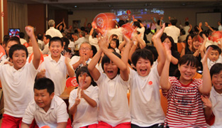 歓声に沸く柔道教室の子供たち