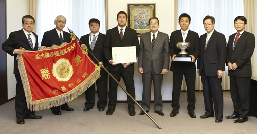 社長表彰を受けた高橋選手（右から5人目）と宗岡正二社長（右から4人目）、当社柔道部関係者