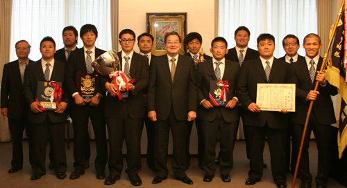 宗岡社長（左から7人目）と当社柔道部関係者