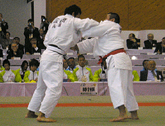 銀メダリスト棟田選手に一本勝した髙橋選手(左)