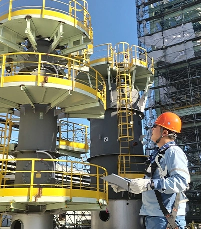 建設中の水素製造設備の現場で