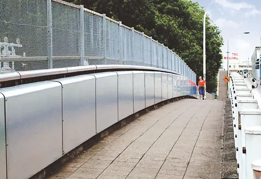 光ケーブル保護板(国道16号武蔵野橋)