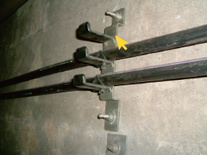 ケーブル支持金具