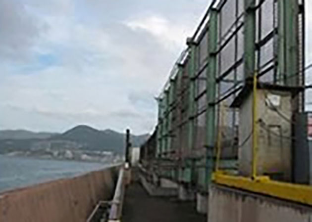 防護フェンス（高さ10m）と堤防（高さ2m）