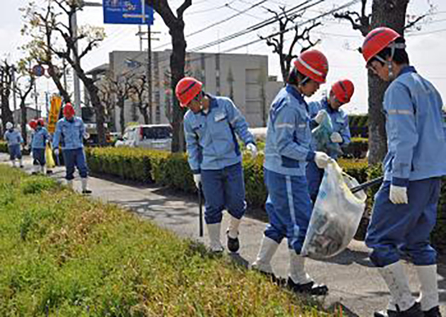 歩道を歩きながらゴミを収集