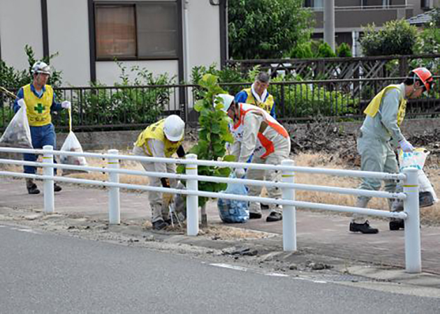 歩道のゴミを拾う名協会の有志（東海町７丁目）