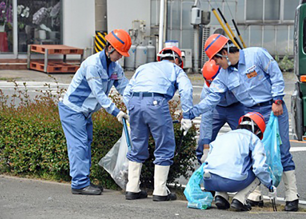 協力しながらゴミを拾う新入社員（太田朝倉線）