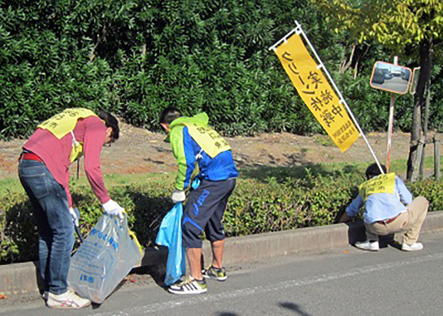 東海市東海町内の歩道や路肩を清掃する名協会（左）と係長連合会の有志