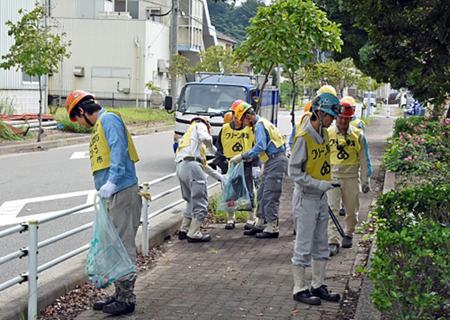 東海町内の歩道や植え込みを清掃する名協会の皆さん　アウトドアグッズなど回収されたゴミ