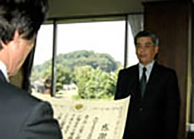 愛知県知多事務所長より表彰状を伝達される小俣会長