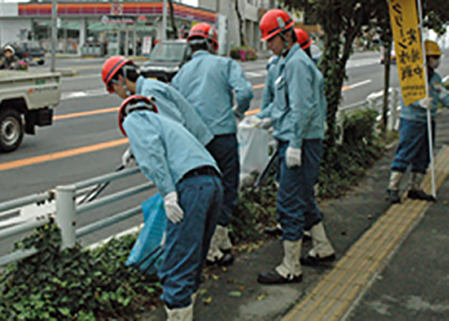 道路の脇にはタバコの吸殻が散見された