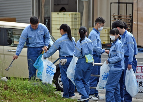 協力しながらゴミを拾い集めた（大池北線）