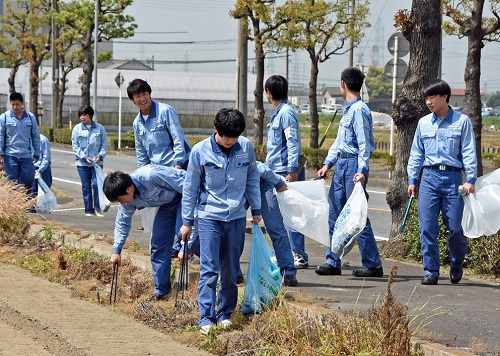 大田朝倉線でゴミを拾う新入社員