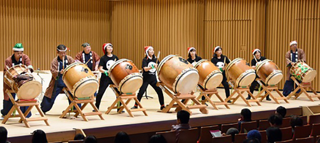 腹の底に響き渡る和太鼓を演奏する東海市櫓愛好会と柔組