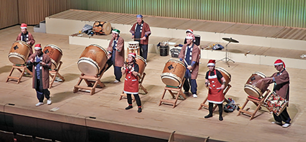 クリスマスメロディーを軽やかに演奏する東海市櫓愛好会＆柔組