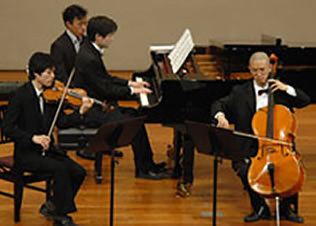 チェロとピアノ、ヴァイオリンによる三重奏（左端が土屋光さん）
