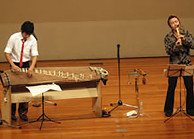 新しい「邦学器」のサウンドを披露する中井さん（左）と岩田さん