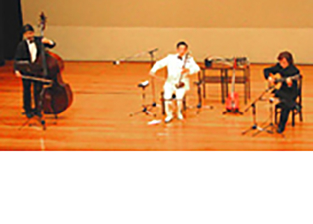 張翔照さん（中央）　コントラバス：伊藤玉木さん（左）ギター：望月雄史さん（右）による演奏