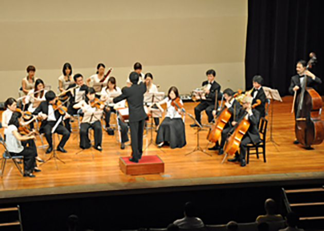 演奏する20周年記念祝祭管弦楽団の皆さん