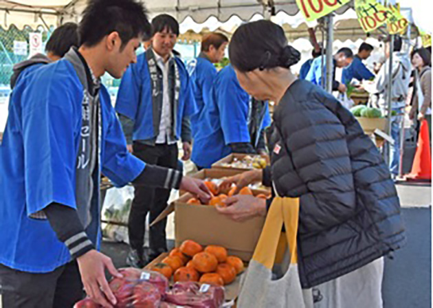 社員による新鮮野菜・果物大安売り市