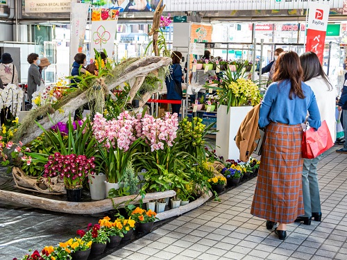 展示ブースで鑑賞する駅利用者