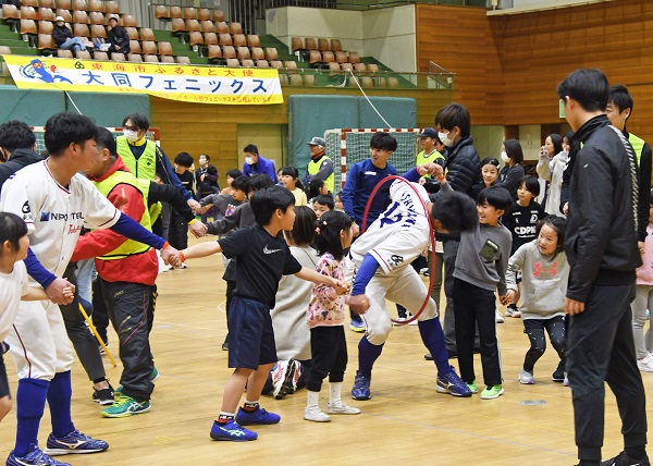 チーム対抗フラフープリレー