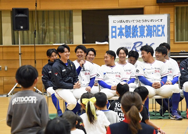 子どもからの質問に丁寧に答える選手