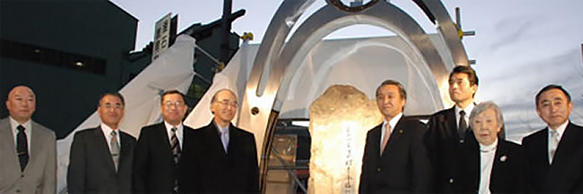 2007年12月1日、近代製鉄発祥150周年記念式典；鉄のモニュメント除幕式の様子