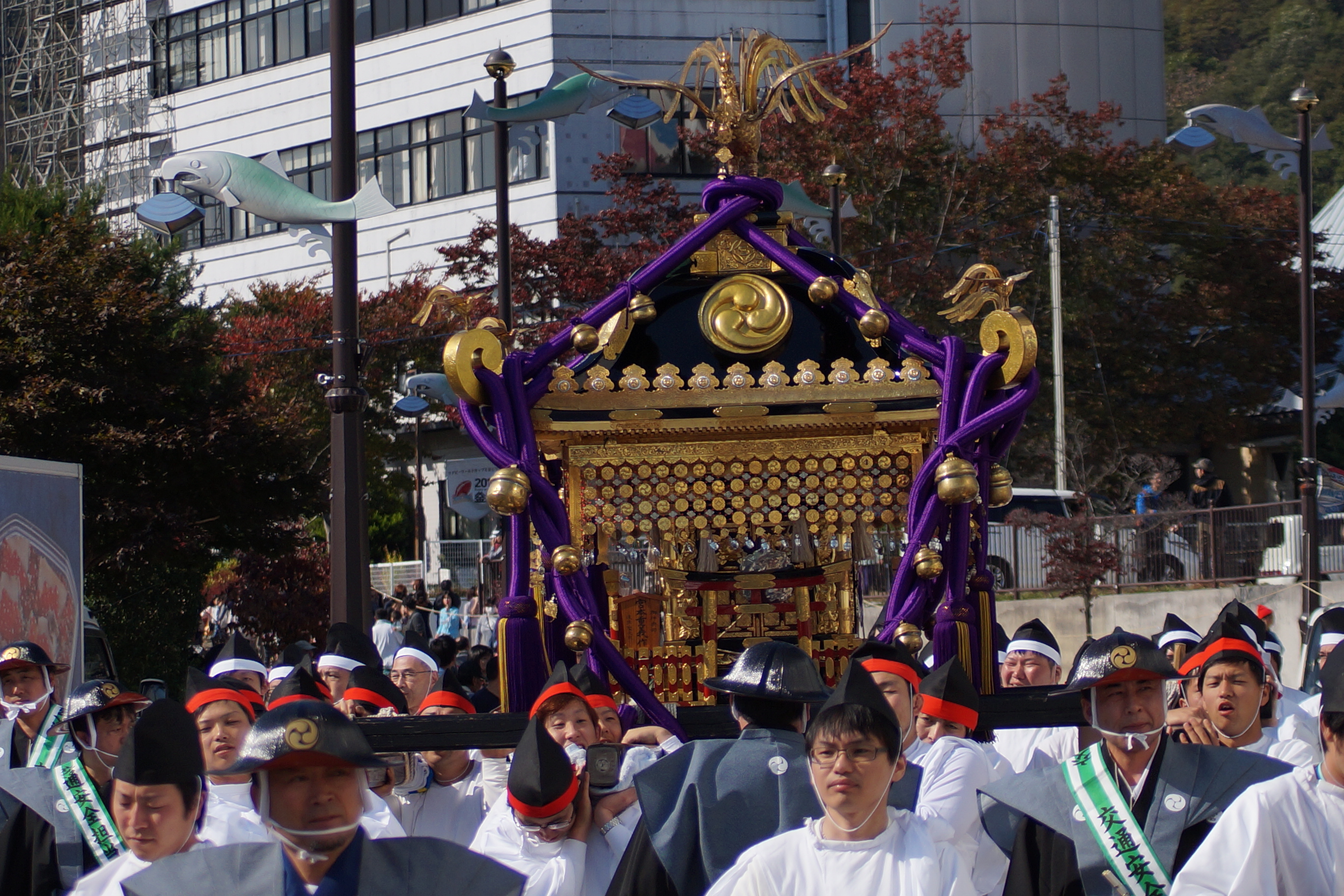 御神体を乗せた船が尾崎神社奥の院に戻ります