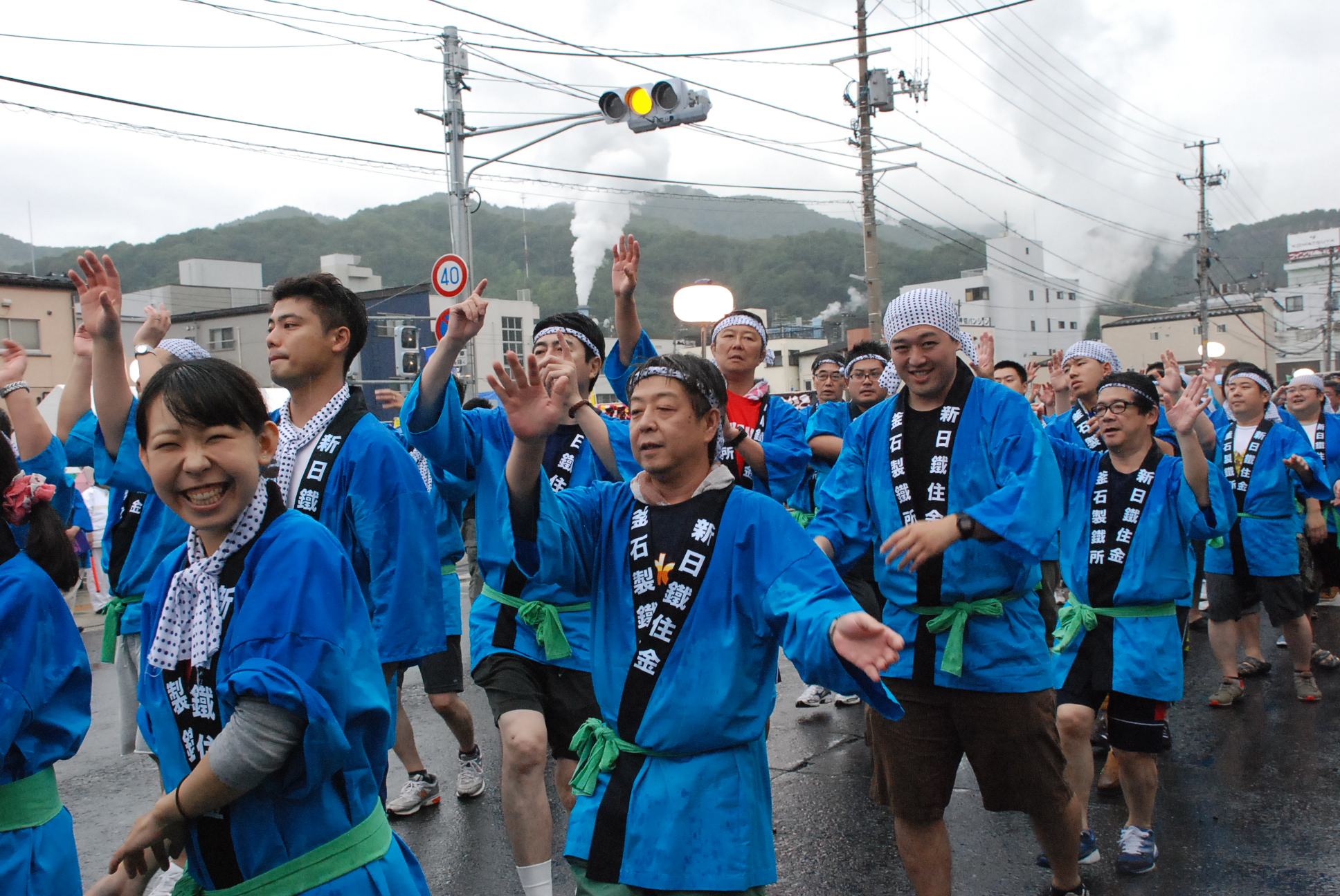 鮮やかな衣装に身を包み、元気いっぱいの掛け声で優雅な踊りを楽しみます