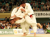 高橋和彦選手（写真左）が2010年柔道日本一に